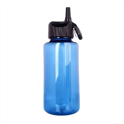 Bouteille d'enfants avec bec de vis avec de la paille